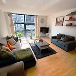 Bright City Escape In Canary Wharf