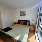Bright City Escape In Canary Wharf