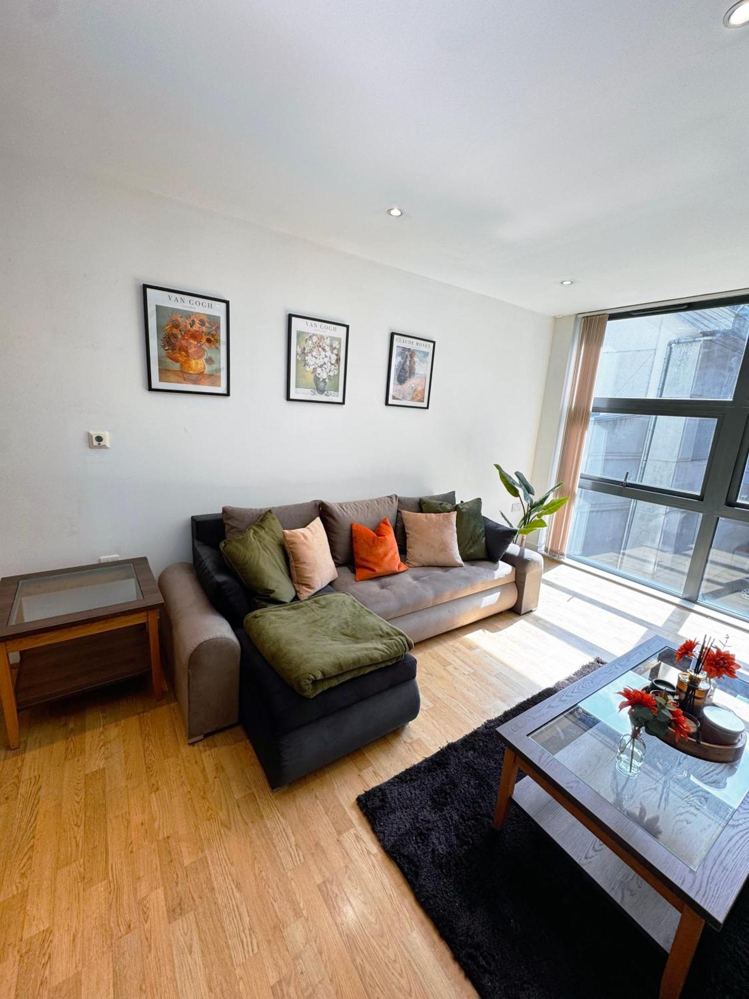 Bright Escape In Canary Wharf *