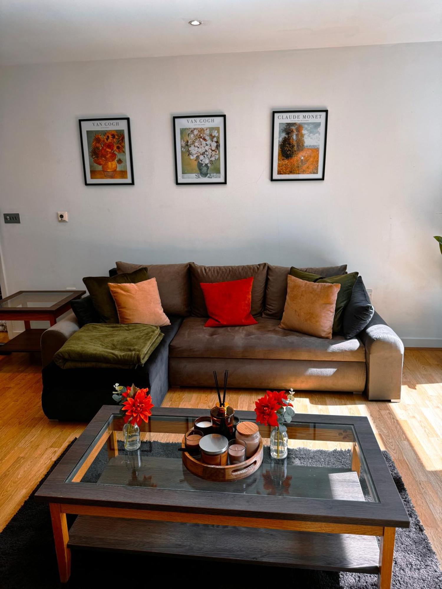 Bright Escape In Canary Wharf Apartment